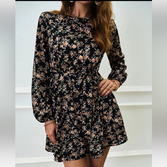 NWOT Floral Print Lantern Sleeve Belted Dress Size Medium 6 - Picture 2 of 6